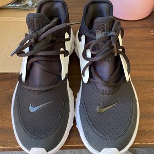 USED Nike Girls React Prestos 6y